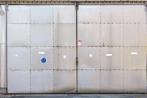 Κλειστές Συρόμενες Μεταλλικές Πόρτες Στο Βιομηχανικό Κτίριο Hangar — Φωτογραφία Αρχείου