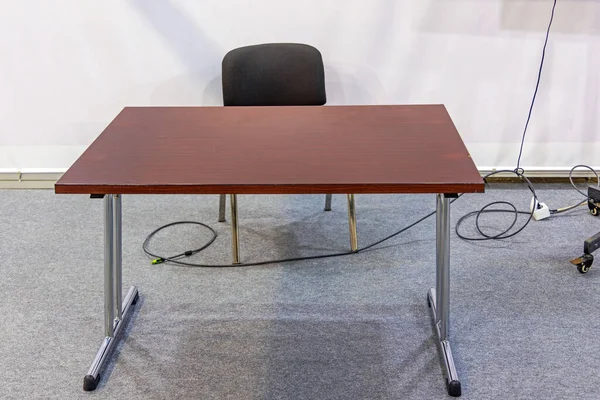 Lege Werktafel Met Stoel Kantoor Met Losse Kabels — Stockfoto