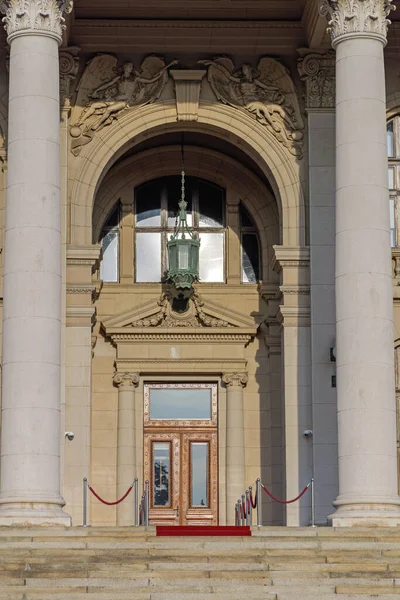 Входная Дверь Здание Правительства Национальной Ассамблеи Сербии — стоковое фото