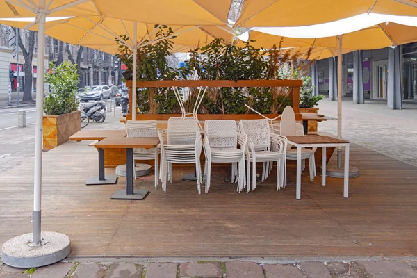 Stoelen Gestapeld Onder Parasols Restaurant Terras — Stockfoto