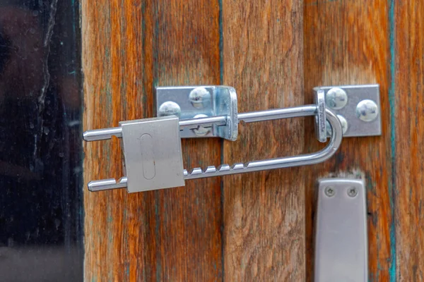 Silbernes Vorhängeschloss Mit Langem Türschutz — Stockfoto