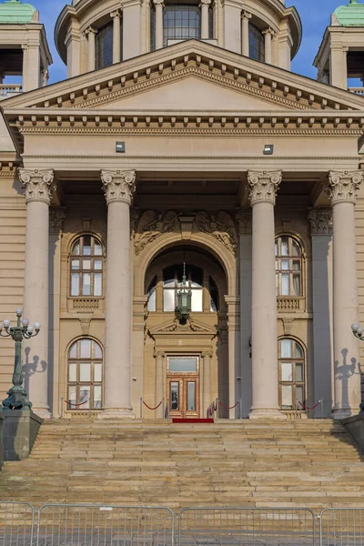 塞尔维亚共和国政府大楼国民议会的主要入口 — 图库照片