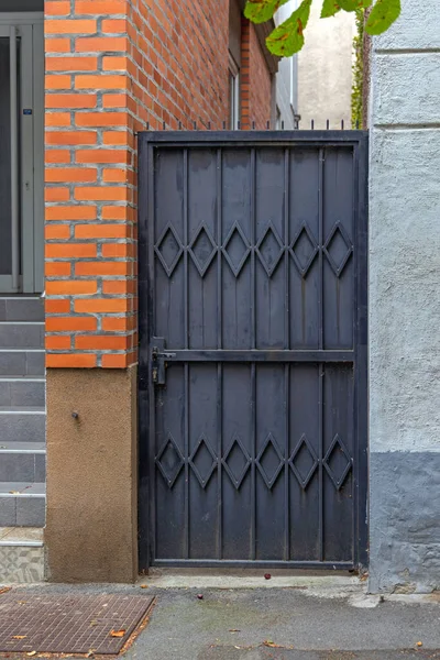 Κλειστή Μαύρη Πύλη Μεταλλική Πόρτα Σπίτι Εξωτερικό — Φωτογραφία Αρχείου