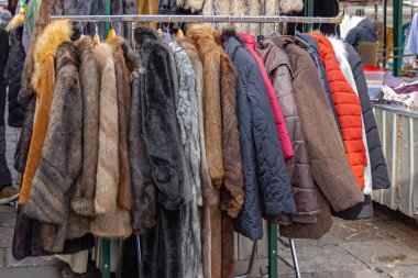 Hayvan Kürkü ve Kış Ceketleri Bit Pazarında Satılık