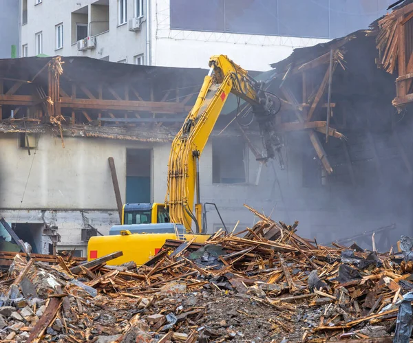 Maszyna Pod Gruzami Miejscu Wyburzenia Dekonstrukcja Budynku — Zdjęcie stockowe