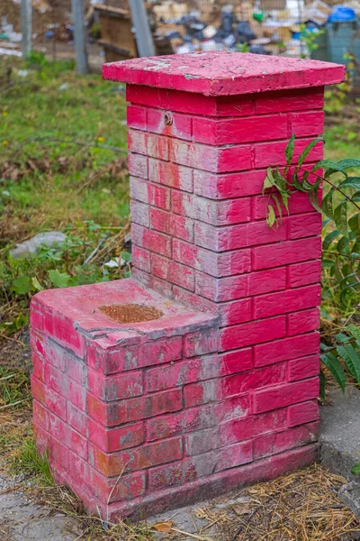 Fontanna Wody Pitnej Różowe Cegły Opuszczona Struktura — Zdjęcie stockowe