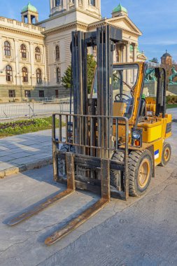 Parlamento Binasının Önündeki Forklift Kamyonu