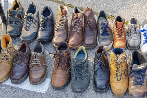 Μεταχειρισμένα Παλιά Χειμερινά Παπούτσια Και Μπότες Στην Αγορά Flea — Φωτογραφία Αρχείου