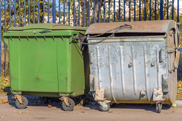 Två Soptunnor Kedjade Till Varandra — Stockfoto