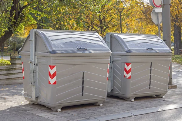 Due Grandi Cassonetti Contenitori Industriali Strada — Foto Stock