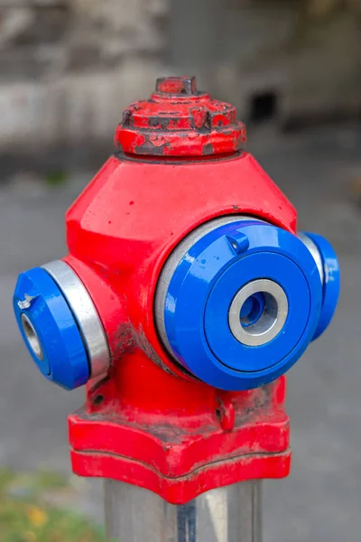 Roter Feuerwehrhydrant Mit Blauen Wasserventilen — Stockfoto