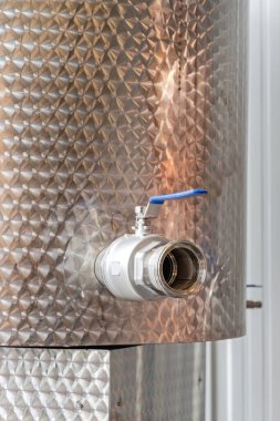 Damıtımevindeki Paslanmaz Çelik Sarnıç Tankında Vanayı Aç