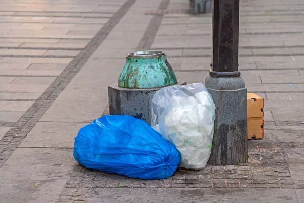 Müllsäcke Umstellen Mülleimer Der City Street — Stockfoto