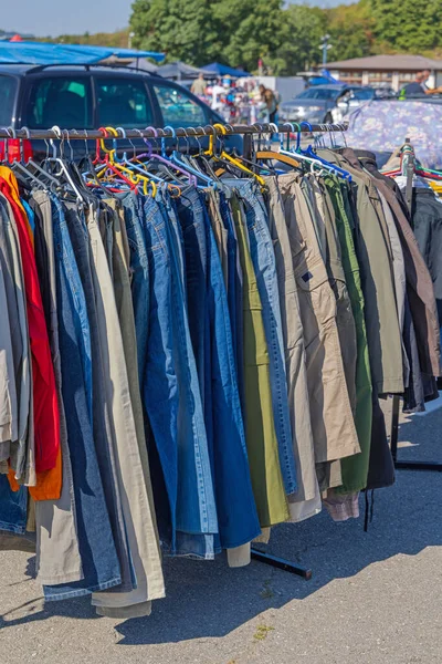 Second Hand Hosen Jeans Auf Dem Flohmarkt — Stockfoto