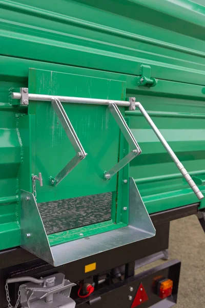 Manual Grain Gate Open Door Farm Tipping Trailer — Stock Photo, Image