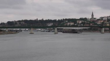 Sava Nehri Eski Belgrad 'daki kemer köprüsünün altından römorkör itme mavnası