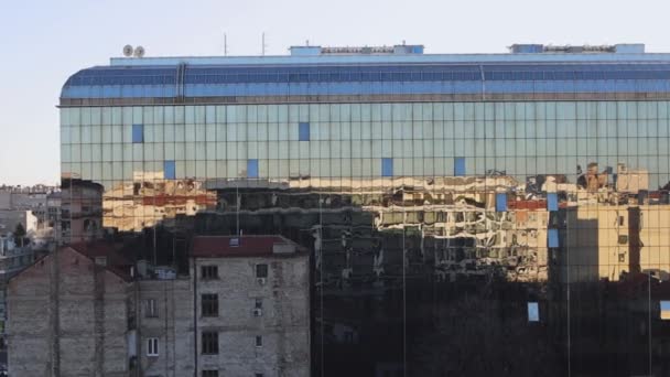 Reflexões Cidade Velha Novo Office Building Windows Pan — Vídeo de Stock