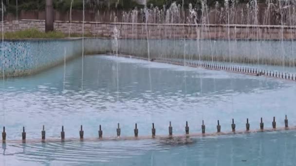 Gamle Fountain Blå Fliser Pool Med Mange Vandstråle Dyser Pipe – Stock-video