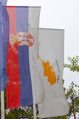 Sırbistan ve Kıbrıs Ulusal Bayrakları Birlikte Dikey