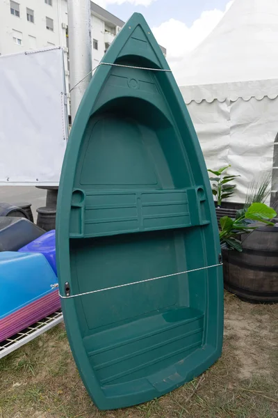 Nieuwe Plastic Dinghy Boot Verticale Positie — Stockfoto