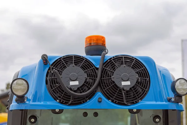 Ανεμιστήρες Κλιματισμού Στο Tractor Cab Roof Amber Light — Φωτογραφία Αρχείου