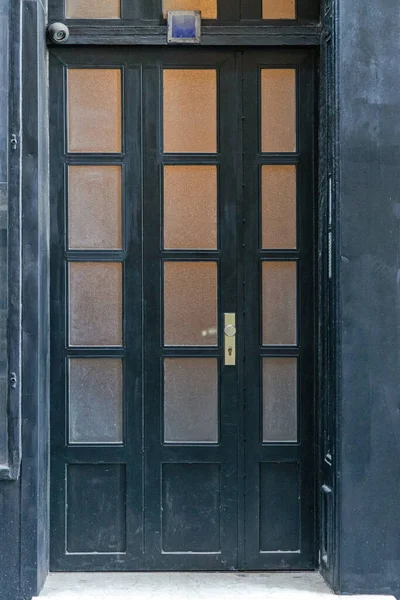 Gran Puerta Negra Con Entrada Calle Edificio Vidrio — Foto de Stock