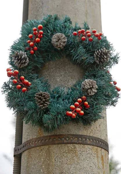 Kerst Wreath Lamp Pole City Decor — Stockfoto