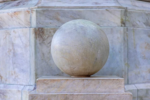 Grote Marmeren Stenen Bal Stad Geometrische Decoratie — Stockfoto
