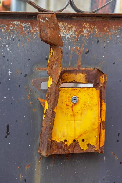 Danneggiato Casella Posta Arrugginita Alla Vecchia Porta — Foto Stock