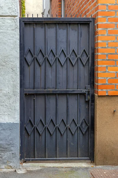 Fechado Black Gate Metal Door House Exterior — Fotografia de Stock