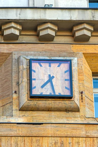大理石建筑立面的正方形公众时钟 — 图库照片