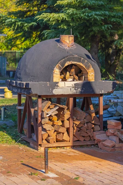 Duży Okrągły Piekarnik Pizza Przechowywaniem Drewna Ognia — Zdjęcie stockowe