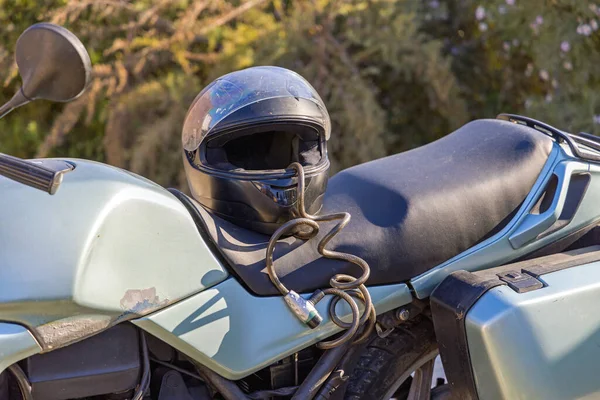 Veiligheidshelm Geketend Aan Big Motorcycle Protection — Stockfoto