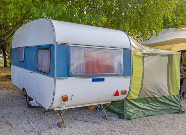 古董车拖架大篷车与帐篷在营地 — 图库照片