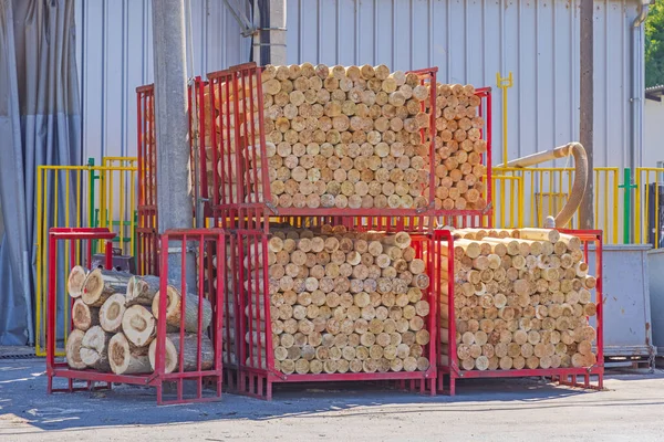 Drewniane Kłody Układane Stojaku Przechowywania Drewna Ramowego — Zdjęcie stockowe