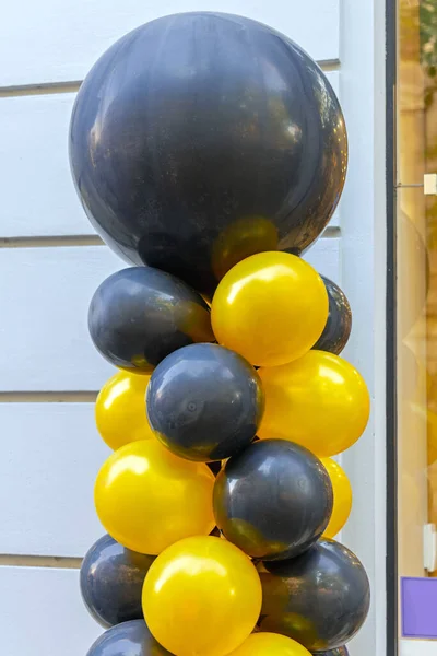 黒と黄色のラテックスバルーン渦巻きパーティーの装飾 — ストック写真