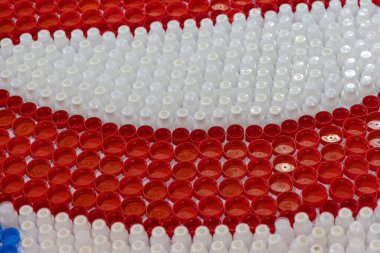 Kırmızı Vidalı Şişe Kapakları ve Kırmızı Spor Kapakları Plastik Geri Dönüşüm