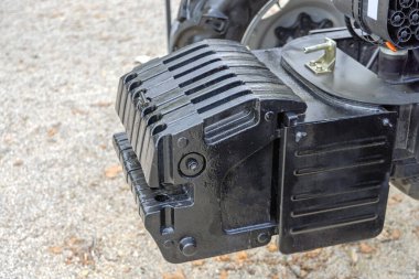 Tarım Traktörü Önünde Ağırlık Dengeleme Kümesi