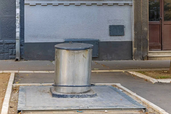 在街上建造的废物处理地下货柜 — 图库照片