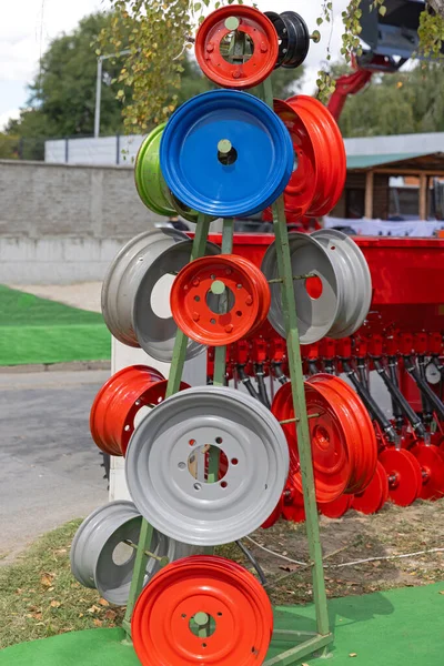 Nowe Metalowe Obręcze Ciągnika Przyczepy Farm Machine — Zdjęcie stockowe