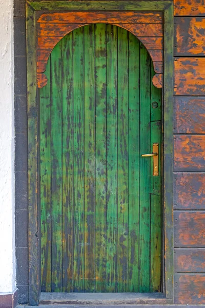 Grunge Green Door Entrance Wooden Cabin Exterior — Stock Photo, Image
