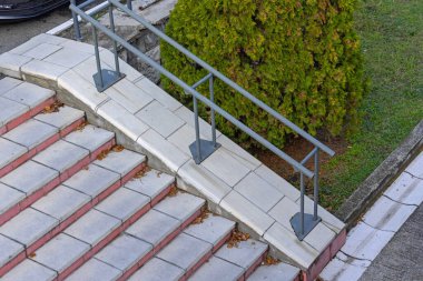 Metal parmaklıklı beyaz taş kaplama merdivenler