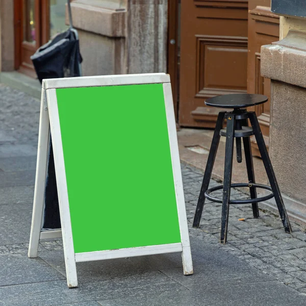 空灵绿板在街复印处签署 — 图库照片
