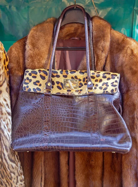 Brown Leather Bag Animal Print Fur Coat Winter Fashion — 스톡 사진