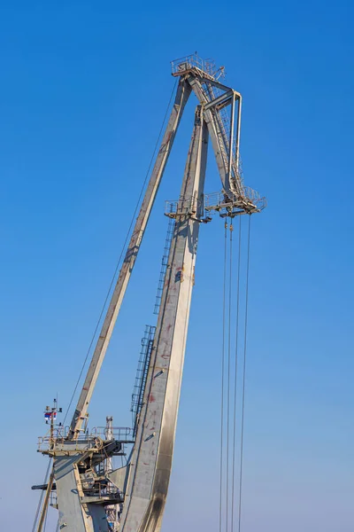 Big Industrial Steel Crane Boom Top Στο Λιμάνι — Φωτογραφία Αρχείου