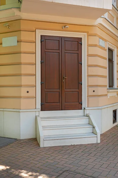 Porta Marrom Dobro Com Escadas Canto Casa — Fotografia de Stock