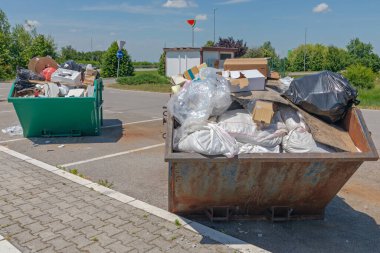 Park yerlerinde iki büyük çöp konteynırı aşırı yüklendi.