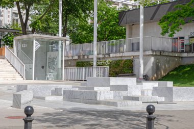 Belgrad, Sırbistan - 02 Mayıs 2021: Belgrad Kültür Merkezi ve Bahar Günü Zvetni Meydanı 'ndaki Yeni Beyaz Mermer Taş Çeşmesi.