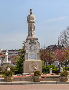 Mladenovac, Sırbistan - 13 Nisan 2020: Sırp Asker Savaşı Anıtı Şehir Parkı 'nda.