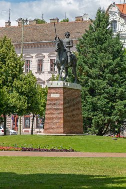 Szeged, Macaristan - 16 Haziran 2021: Kral IV. Bela 'nın Binicilik Heykeli. Macaristan, Szeged 'deki Szechenyi Parkı' nda..